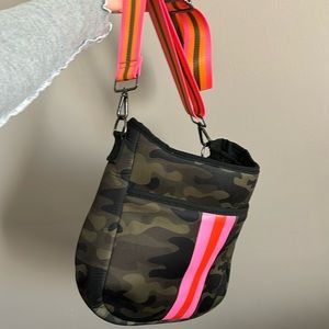 Camp bag with pink strip